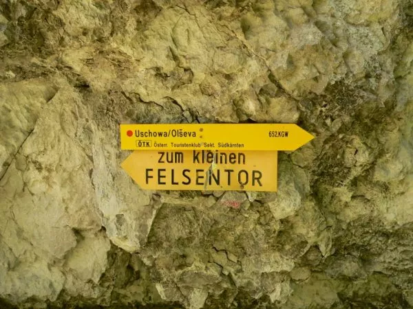 Wegweiser zu den Felsentoren der Uschowa in Kärnten