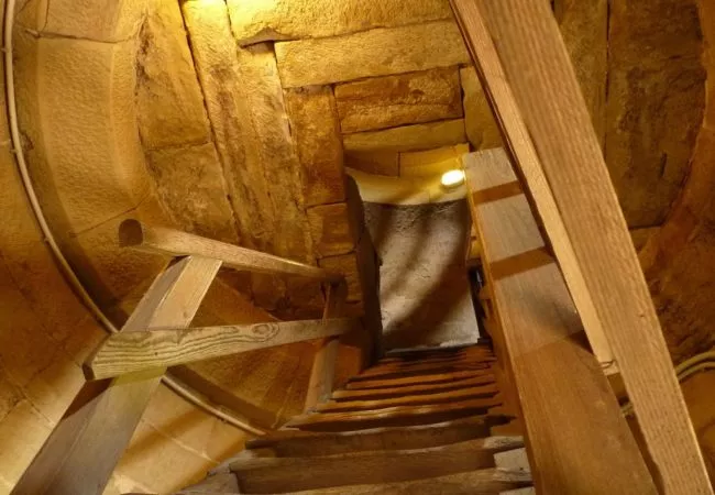 Treppenaufgang mit Holzstufen zum oberen Teil des Turms