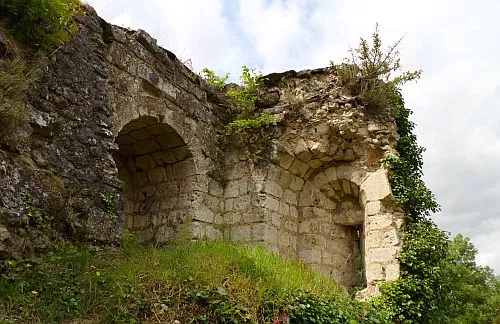 ein altes Gemaeuer-die Ruine Vendome