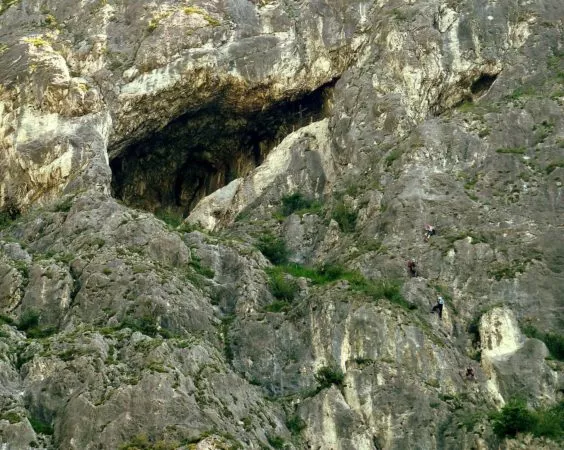 Die Grotte mit Kletterern am Kaiser Max Klettersteig
