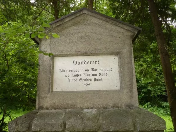 Das Maximiliandenkmal am Kaiser Max Klettersteig