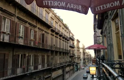 Restaurant mit Blick auf die Straßen von Palermo