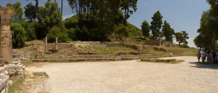Überreste des Nymphaion des Herodes Atticus in Olympia