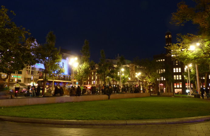 Nachtaufnahme von einem Platz in Amsterdam