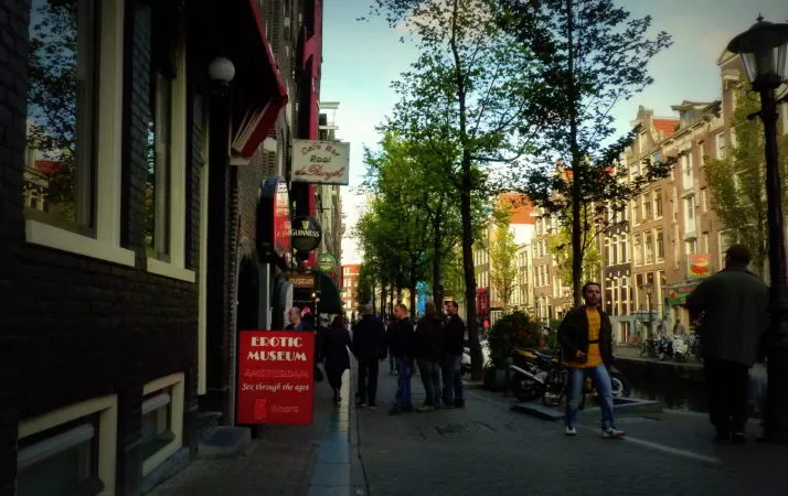 Rotes Schild zum Erotikmuseum in Amsterdam