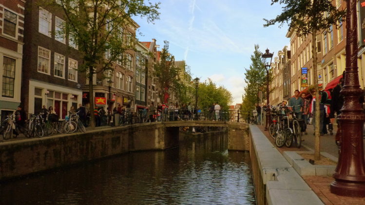 Kanal mit Wasser und einer Brücke in Amsterdam