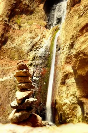 Wasserfall mit Steinmännchen