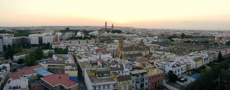 Panorama von Sevilla am Abend