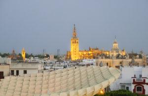 Blick auf die Kathedrale von Sevilla vom Espacio Metropol Parasol