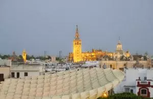 Blick auf die Kathedrale von Sevilla vom Espacio Metropol Parasol