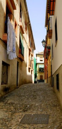 Enge Straße im alten maurischen Viertel von Granada