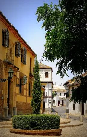 Kleiner Platz im alten maurischen Viertel von Granada