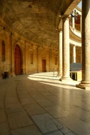 Seitengang im Innenhof des Palast Karls V in der Alhambra
