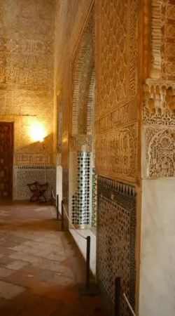 Wandverzierung in den Nasridenpalästen in der Alhambra