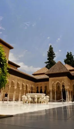 Der Löwenbrunnen im Löwenhof in den Nasridenpalästen in der Alhambra
