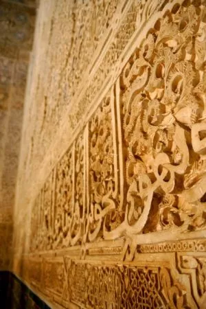 Maurische Wandverzierungen in den Nasridenpalästen in der Alhambra