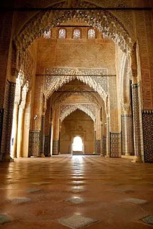Gang mit Gewölbeverzierungen in den Nasridenpalästen in der Alhambra
