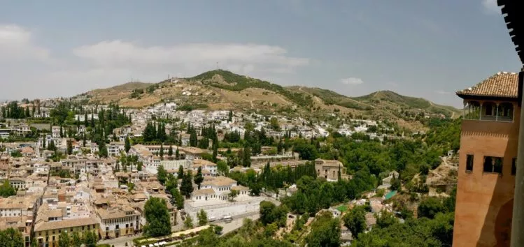 Blick auf das alte maurische Viertel von der Alhambra