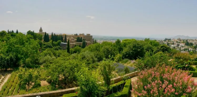 Blick auf die Nasridenpalästen und einem Teil der Parkanlage in der Alhambra