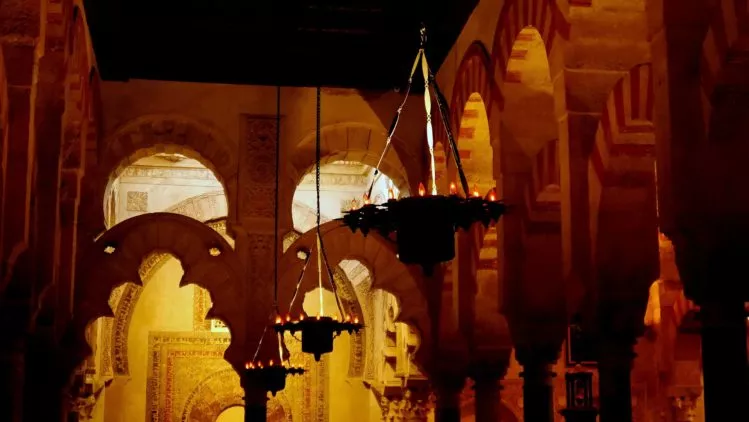 Lampen im Bereich der Moschee in der Kathedrale