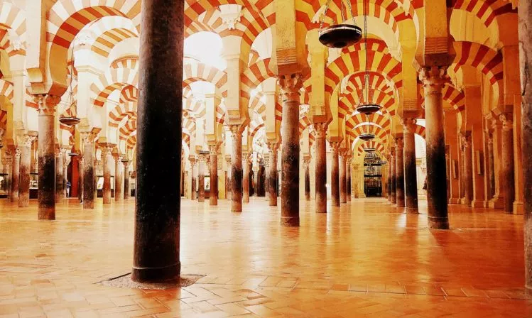 Labyrinth aus Rundbögen in der Moschee in der Kathedrale von Cordoba