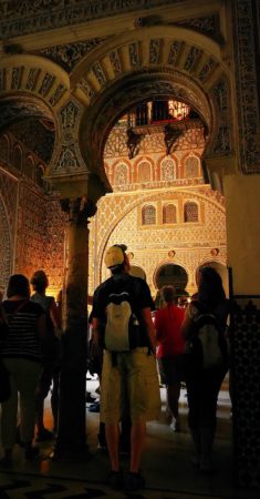 Empfangsraum mit maurischen Verzierungen im Alcazar von Sevilla