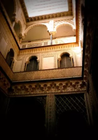Lichtdurchfluteter Innenhof mit maurischen Verzierungen im Alcazar von Sevilla