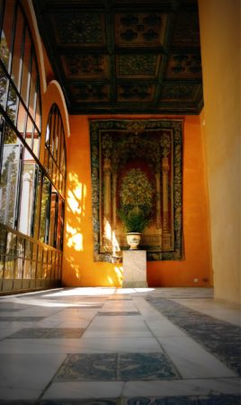 Seitengang mit Wandteppich im Alcazar von Sevilla