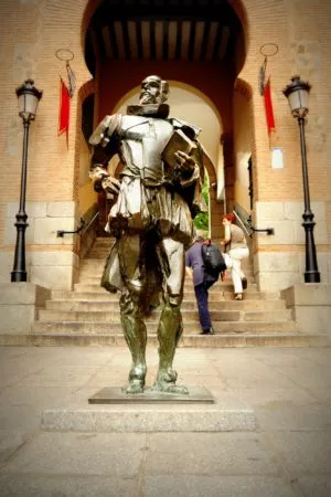 Statue von Miguel de Cervantes dem Verfasser von Don Quijote in Toledo