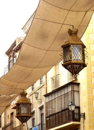 Sonnensegel und Lampen über den Straßen von Toledo