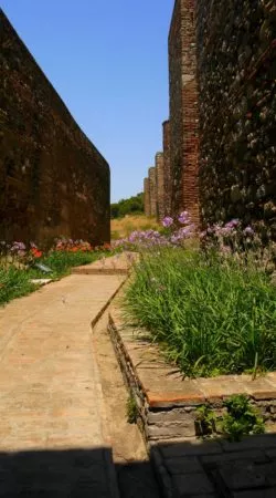Seitenweg an der Außenmauer des Alcazaba