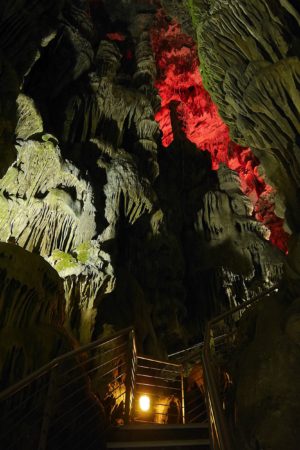 Beleuchtete Tropfsteinhöhle St.Michaels Cave auf Gibraltar