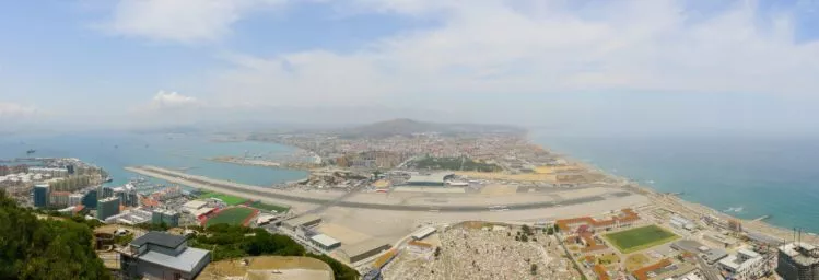 Panorama - Landebahn des Flughafen und Grenzübergang von Gibraltar
