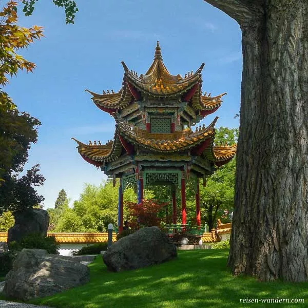 Sechseckiger Pavillon im Chinagarten in Zürich