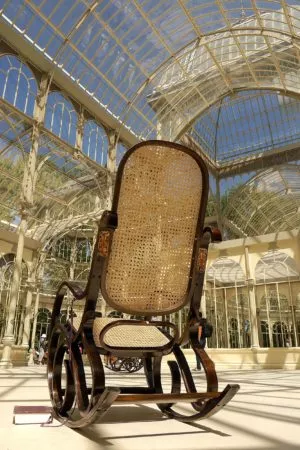 Schaukelstuhl für Besucher im Palacio de Cristal im Retiro Park