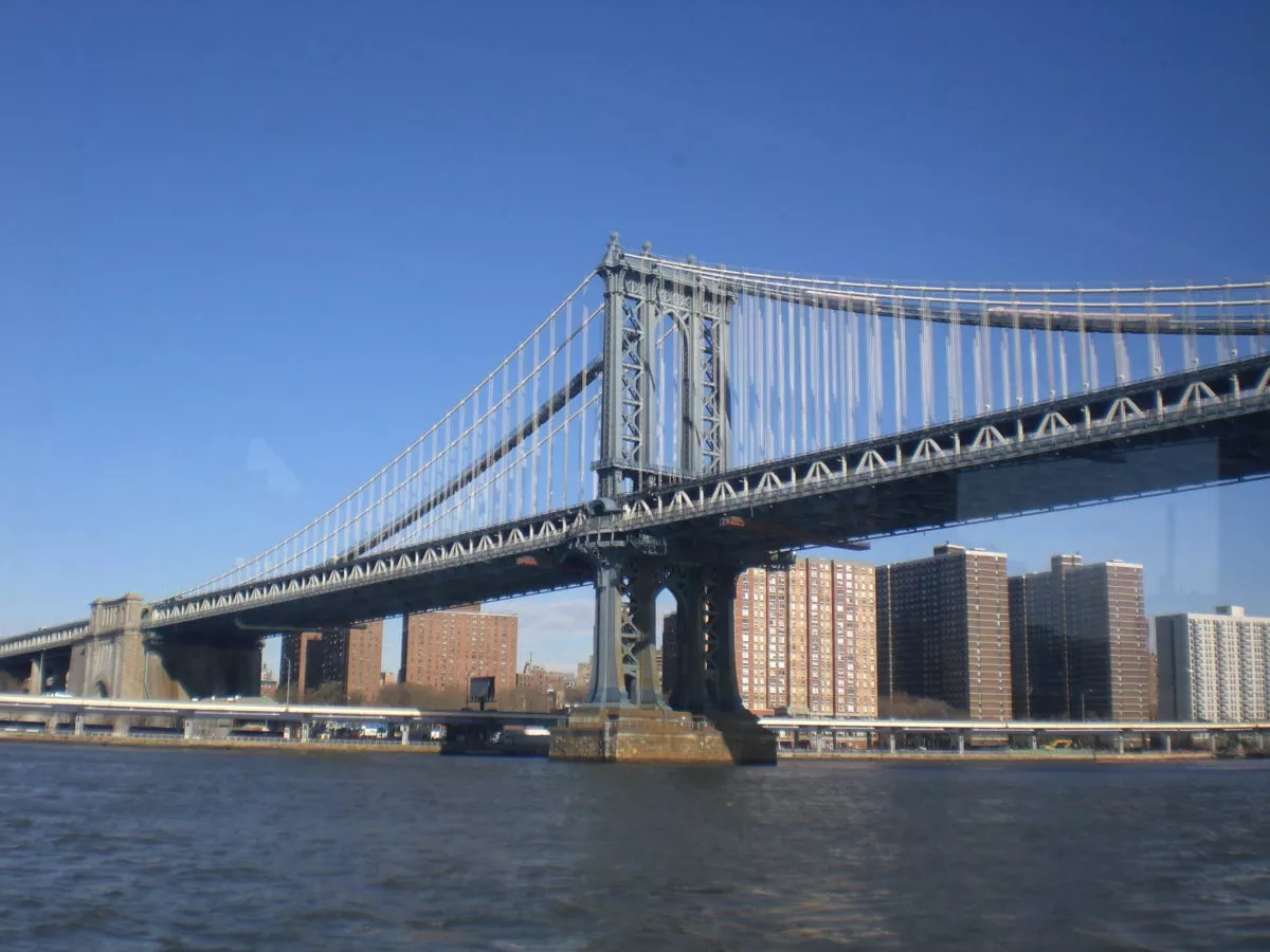 Ein Blick auf die Brooklyn Bridge vom Hudson River aus während der Bootstour.