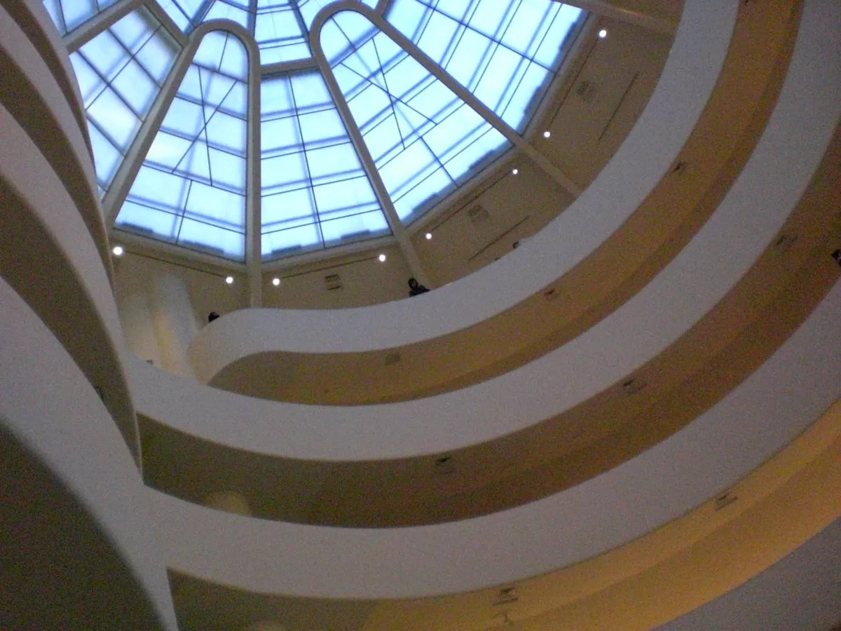 Das Gebäude und die vorstehenden Balkone des Guggenheim Museums.