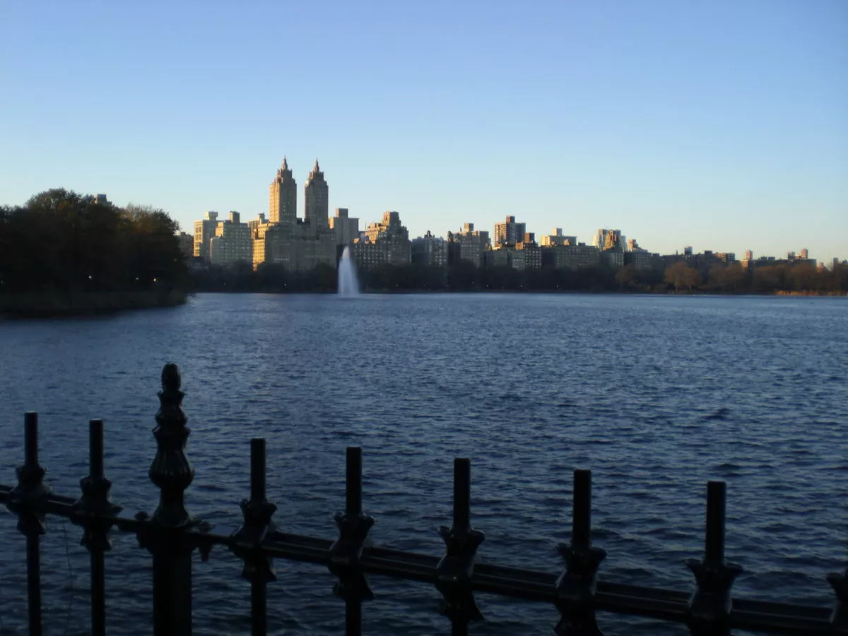 Blick vom Reservoir See im Central Park aus auf die Zwillingstürme "San Remo".