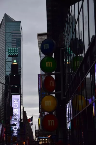 Die Front des M&M-Stores am Times Square mit den großen bunten Schokolinsen als Schild