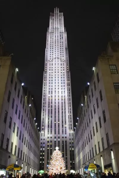 Das Rockefeller Center bei Nacht, davor der leuchtende Weihnachtsbaum