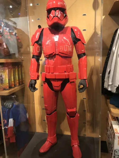 Ein roter, lebensgroßer Stormtrooper im New Yorker Disney Store 