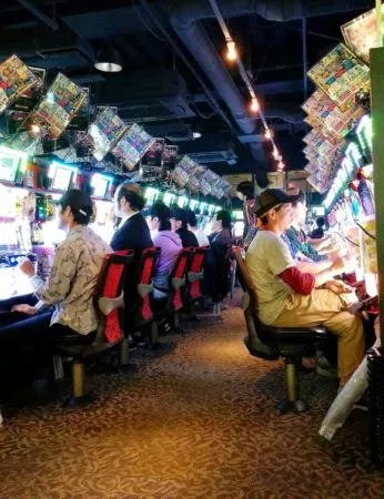 Geldspielhalle mit Geldspielautomaten in Tokio