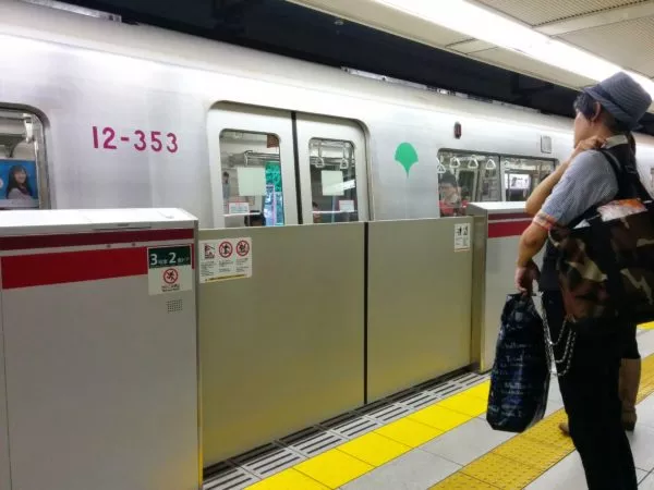 Absperrung zur U-Bahn am Bahnsteig in der U-Bahn in Tokio