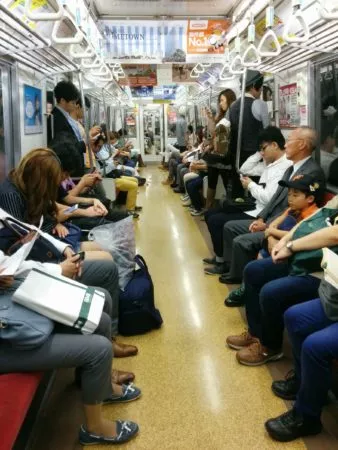 Menschen in einer U-Bahn in Tokio