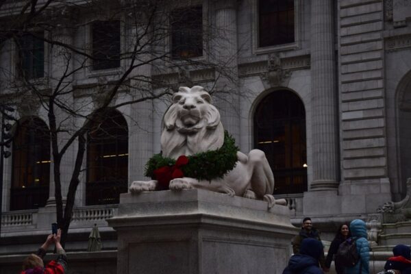Der Löwe vor der New York Public Library – geschmückt mit einem festlichen Kranz