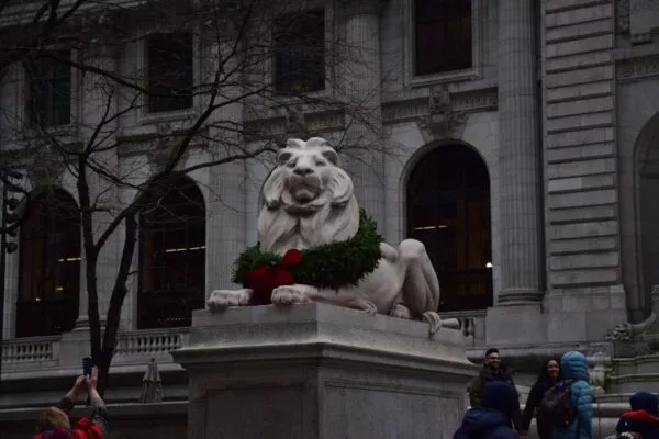 Der Löwe vor der New York Public Library – geschmückt mit einem festlichen Kranz