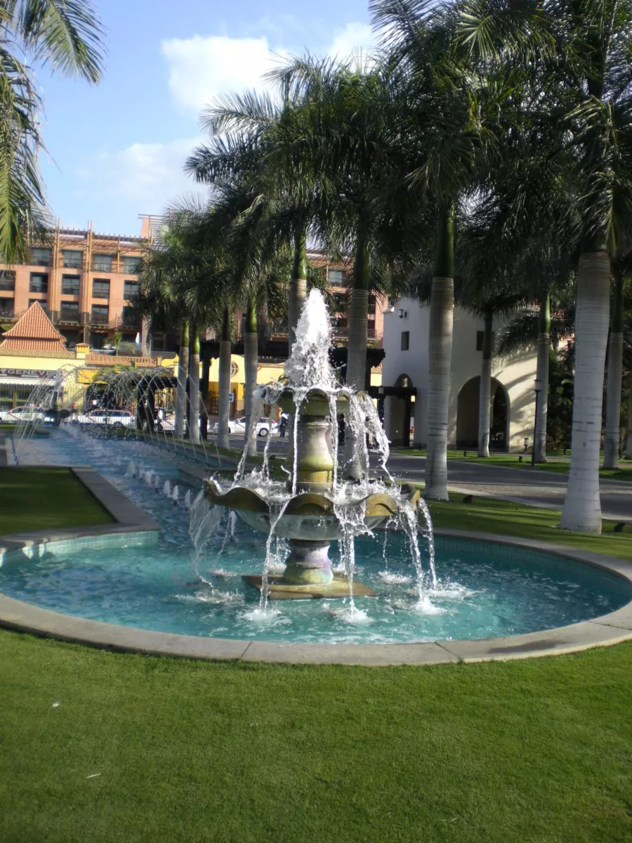 Der Springbrunnen sprudelt vor der Hotelanlage Lopesan Costa Meloneras