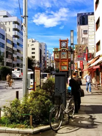 Alte Straßenuhr in Nihombashi in Tokio