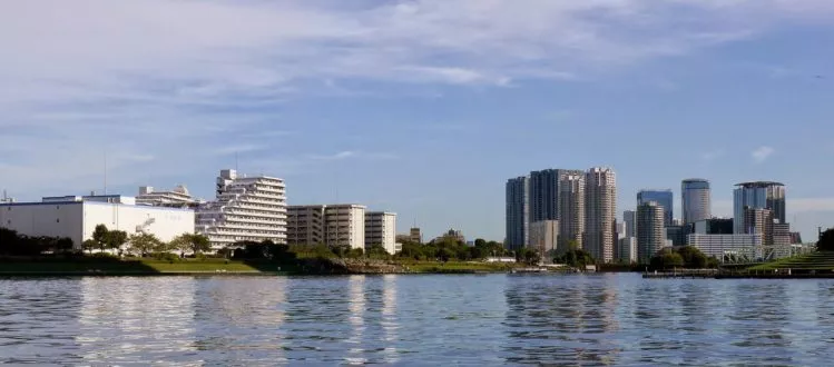 Blick von der Uferpromenade in Nihombashi auf einen neuen Wohnkomplex mit Hochhäusern in Tokio