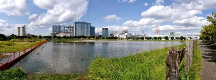 Panorama von Odaiba in Tokio mit Fuji TV Hauptquartier und Riesenrad